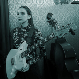 Natalia Rose mit Gitarre